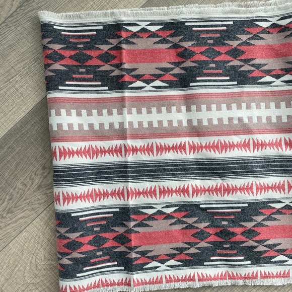 NWOT Printed Circle Scarf - Picture 2 of 3